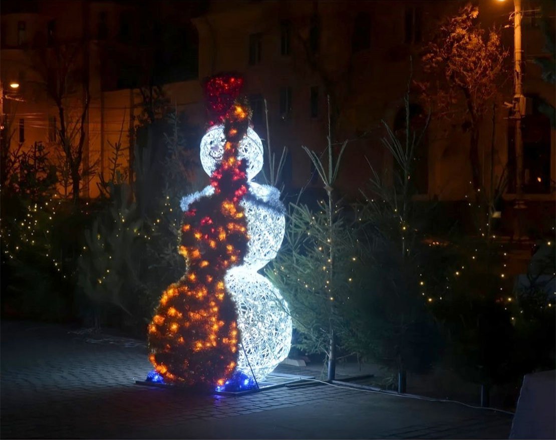 Световая фигура Снеговик-музыкант (высота 1,3 м) - вид 2